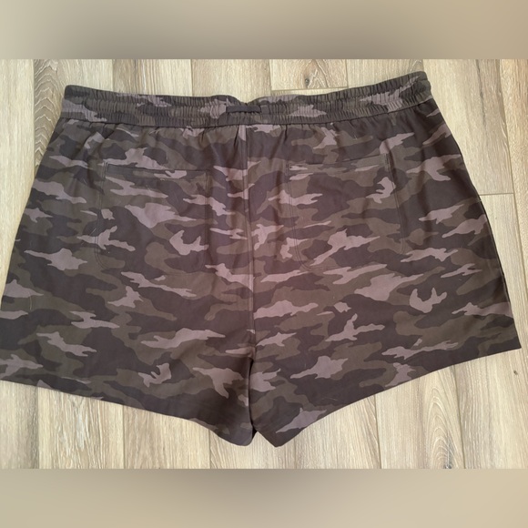 Athleta Camo Farallon Shorts Size Women’s 26 NWT - Picture 11 of 13